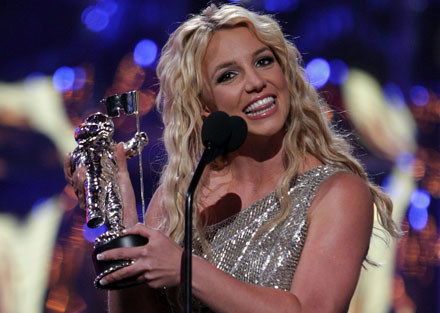 Britney Spears z jedną z nagród fot. Frank Micelotta /Getty Images/Flash Press Media