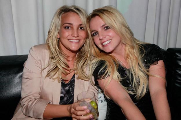 Britney Spears (z prawej) z młodszą siostrą - fot. Splash News /East News