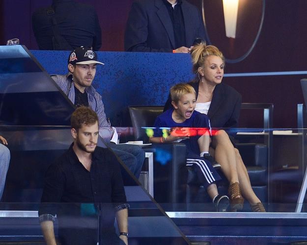 Britney Spears z synem Jaydenem oraz David Lucado na meczu hokeja fot. Noel Vasquez /Getty Images