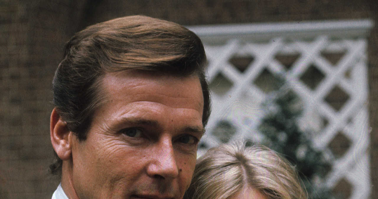 Britt Ekland i Roger Moore /Anwar Hussein /Getty Images