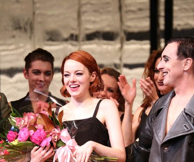 Broadwayowskim debiutem Emmy Stone była rola Sally Bowles w "Kabarecie" Boba Fosse'a. Zanim publiczność Roundabout Theater Company mogła oklaskiwać ją na teatralnej scenie, Stone - z powodu prac na planach filmowych (aktorka kręciła wówczas "Nieracjonalnego mężczyznę" Woody'ego Alena) - musiała opuścić premierowe spektakle. Jej miejsce zajęła Michelle Williams.