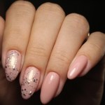 Brokatowe ombre na paznokciach. Efektowny manicure na imprezę i na co dzień