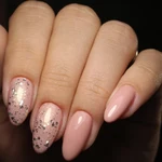Brokatowe ombre na paznokciach. Efektowny manicure na imprezę i na co dzień