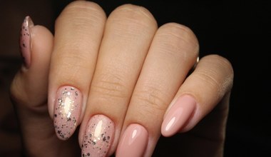 Brokatowe ombre na paznokciach. Efektowny manicure na imprezę i na co dzień