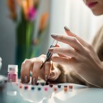 Brokatowy manicure jest już passe. W tym roku karnawał podbijają paznokcie z efektem flash