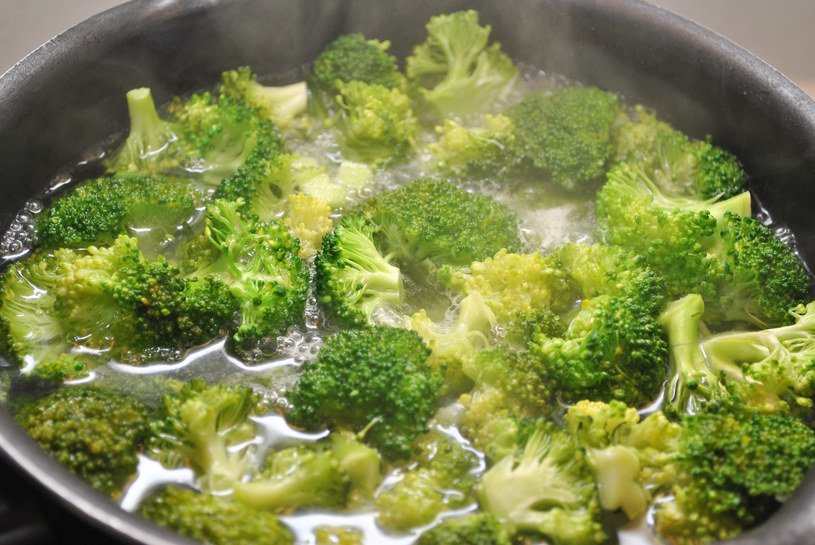 Brokułów nie powinno się długo gotować, a jedynie zalać wrzątkiem /123RF/PICSEL