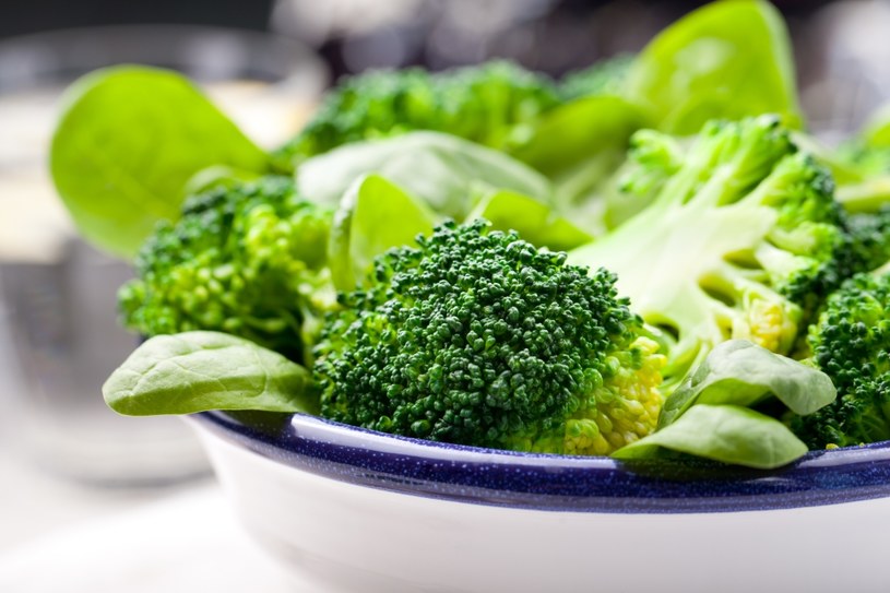 Brokuły są bogatym źródłem witaminy C, która jest najważniejszym składnikiem odżywczym wspomagającym naszą odporność /123RF/PICSEL