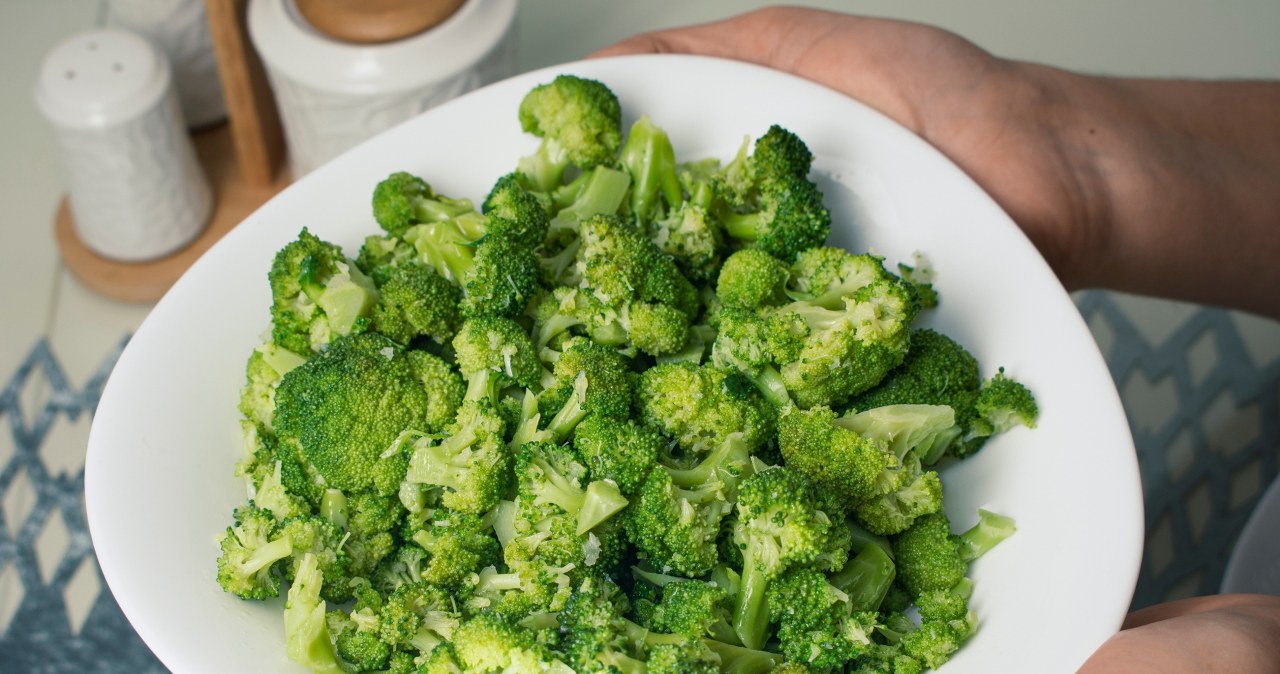Brokuły to jedno z najcenniejszych źródeł naturalnych folianów. Najwięcej zachowują wtedy, gdy jemy je na parze lub na półtwardo /123RF/PICSEL