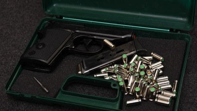 Broń, amunicja i fałszywe dokumenty na lotnisku w Krakowie-Balicach