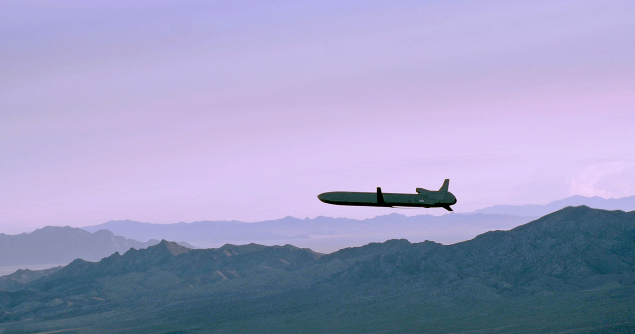 Broń elektromagnetyczna już istnieje. Na zdjęciu nieuzbrojony pocisk AGM-86B Cruise podczas ćwiczeń nad poligonem w stanie Utah /U.S. Air Force/Staff Sgt. Roidan Carlson /materiały prasowe