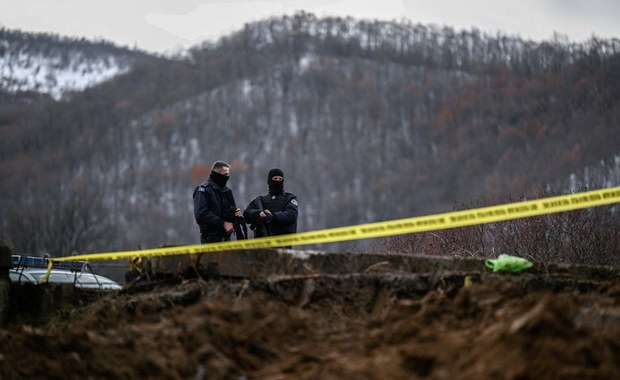 Broń i mundury z rosyjskimi naszywkami przejęte przez policję w Kosowie