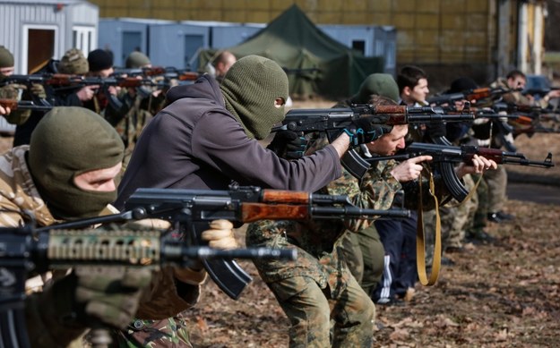 Broń, która dociera przez pośredników z USA mogłaby posłużyć do prowokacji, np. w Donbasie /ROMAN PILIPEY /PAP/EPA