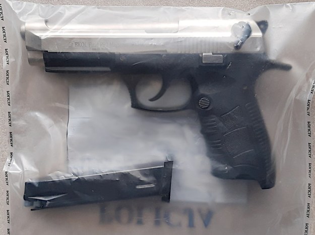 Broń, której użył 29-latek to pistolet gazowy kalibru 9 mm /Policja