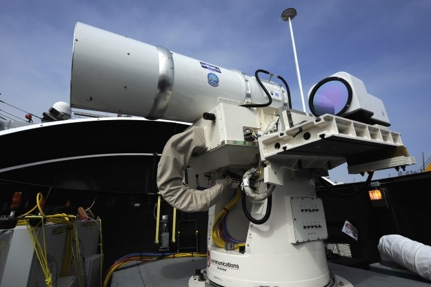 Broń laserowa na pokładzie amerykańskiego okrętu /AFP