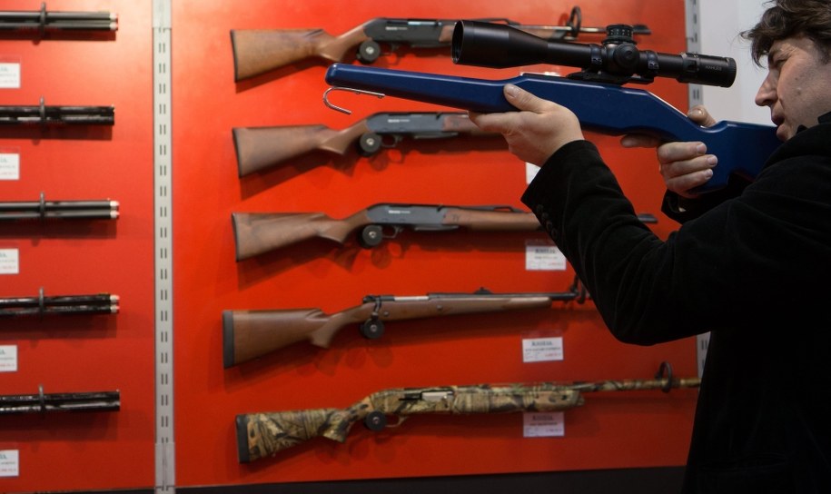Broń myśliwska na targach łowieckich /PAP/Andrzej Grygiel    /PAP