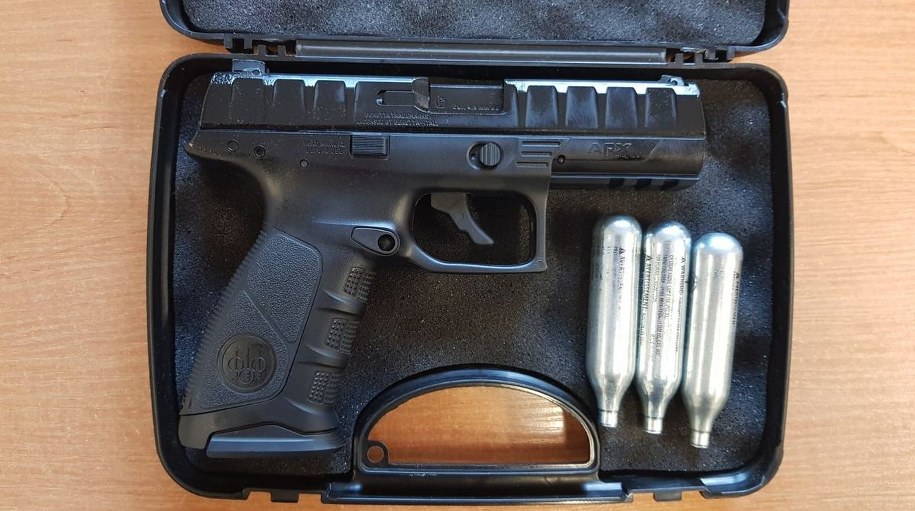 Broń na sprężone powietrze, którą posługiwało się trzech nastolatków /KWP Wrocław /Materiały prasowe