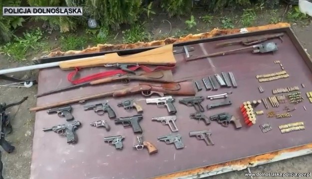 Broń skonfiskowana przez policjantów /Policja Dolnośląska /Policja