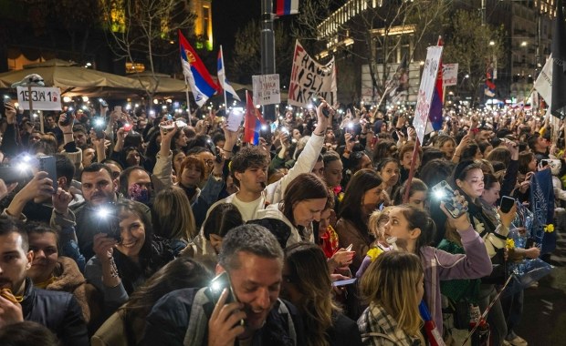 Broń soniczna użyta przeciwko protestującym w Serbii? Minister prosi FBI o pomoc