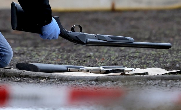 Broń sprawcy znaleziona na miejscu tragedii /RONALD WITTEK /PAP/EPA