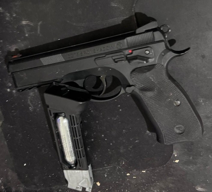 Zbraň zajištěná během zadržení muže /KSP /policie