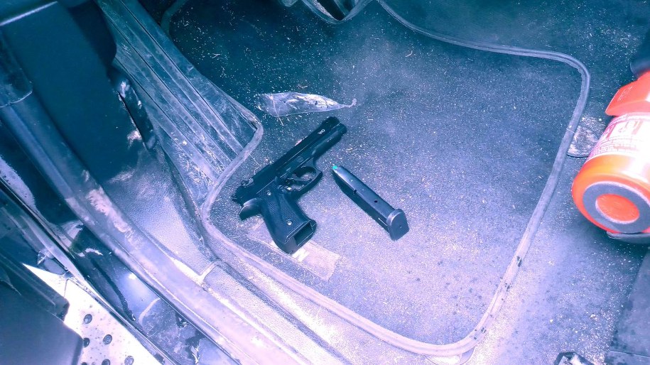 Broń znaleziona w aucie mężczyzny /Policja