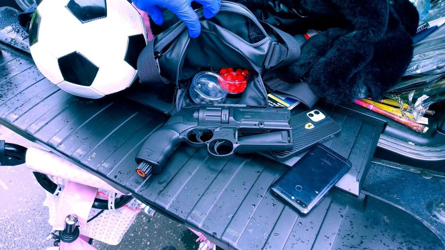 Broń znaleziona w aucie mężczyzny /Policja