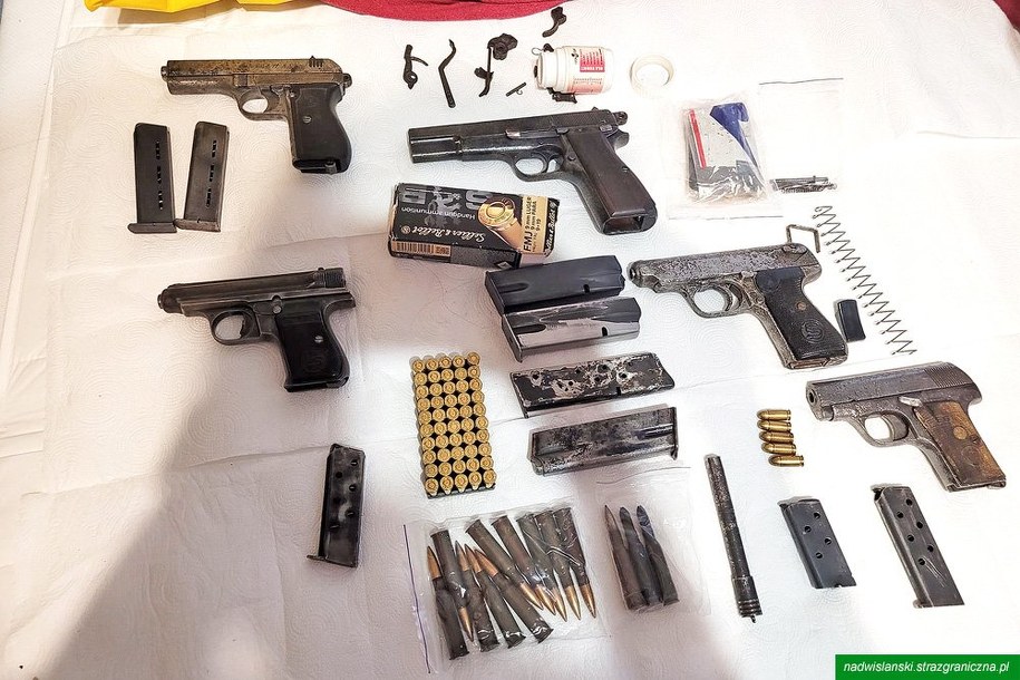 Broń znaleziona w mieszkaniu mężczyzny /Straż Graniczna