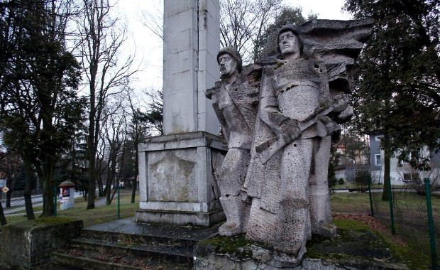 Bronią pomników Armii Czerwonej w Polsce. "Rosjanie przynieśli nam wolność. Tak to widzimy" 