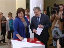 Bronisław Komorowski głosuje w wyborach prezydenckich