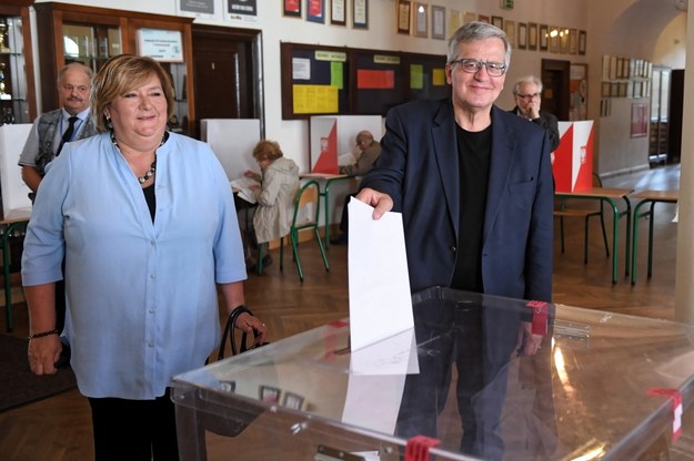 Bronisław Komorowski i Anna Komorowska przy urnie wyborczej / 	Radek Pietruszka   /PAP