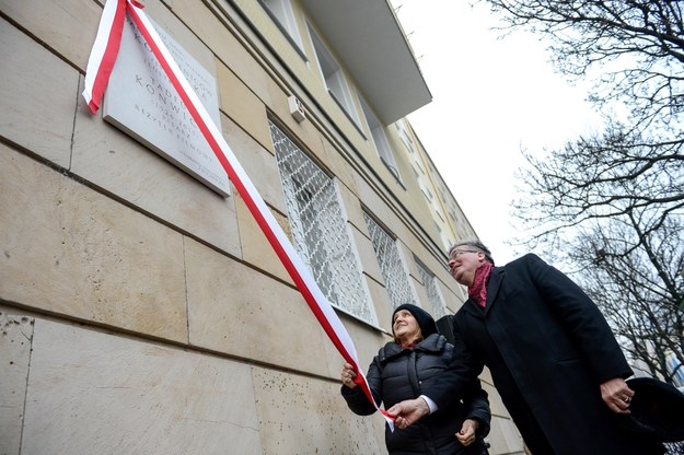Bronisław Komorowski i Maria Konwicka przy pamiątkowej tablicy /PAP/Marcin Obara /PAP