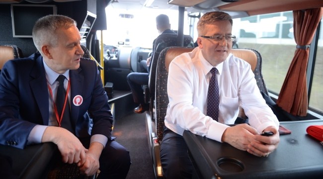 Bronisław Komorowski i szef jego sztabu Robert Tyszkiewicz w "bronkobusie" /PAP/Jacek Turczyk /PAP