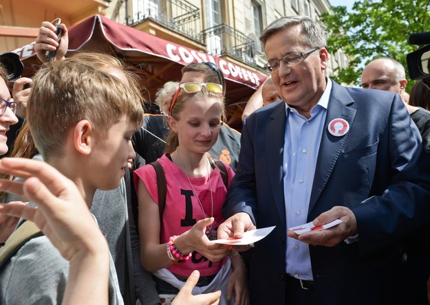 Bronisław Komorowski na spacerze ulicami Warszawy /Marcin Obara /PAP