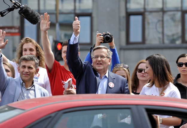 Bronisław Komorowski na spacerze ulicami Warszawy /PAP/Marcin Obara /PAP