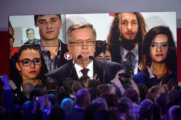 Bronisław Komorowski na telebimie w sztabie wyborczym Andrzeja Dudy w Warszawie /Bartłomiej Zborowski /PAP