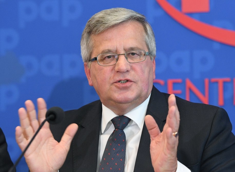 Bronisław Komorowski podczas prezentacji raportu /Radek Pietruszka /PAP