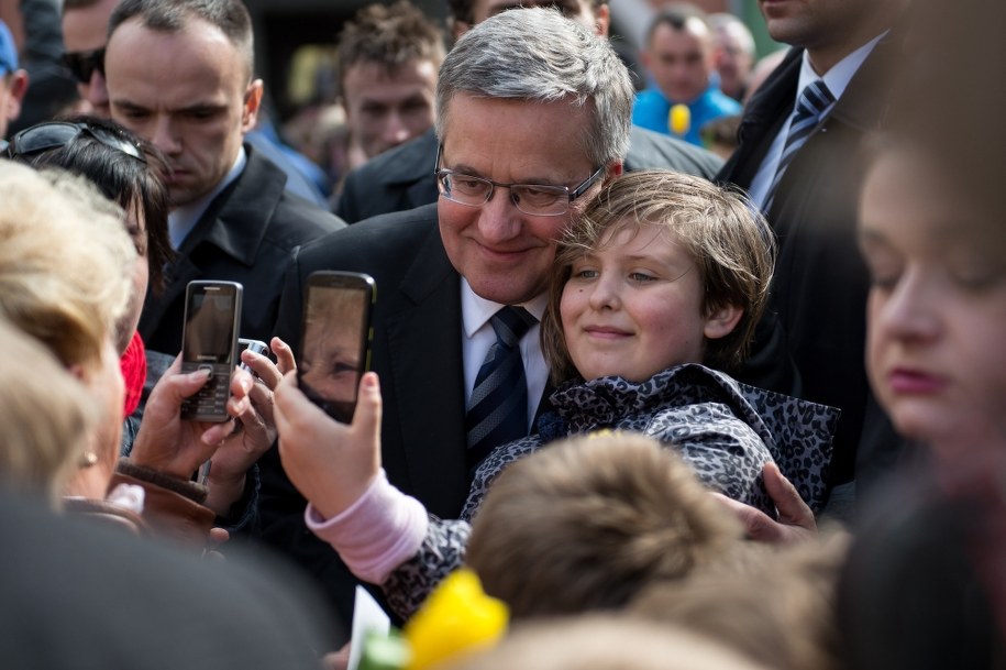 Bronisław Komorowski podczas spotkania z mieszkańcami Leśnej na miejscowym rynku /Maciej Kulczyński /PAP