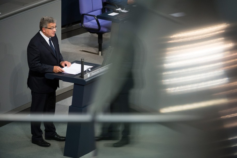 Bronisław Komorowski przemawia w Bundestagu /BERND VON JUTRCZENKA /PAP/EPA
