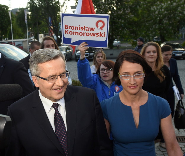 Bronisław Komorowski z córkami: Marią Makowską (2P) i Elżbietą Komorowską /PAP/Radek Pietruszka    /PAP