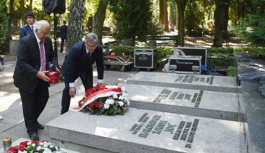 Bronisław Komorowski złożył kwiaty na grobach powstańców