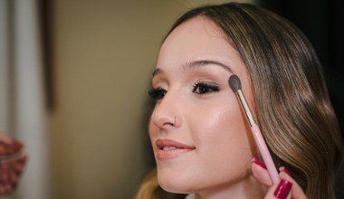 Bronzer robi plamę? Tak odnajdziesz swoją "strefę cienia", która wyszczupli