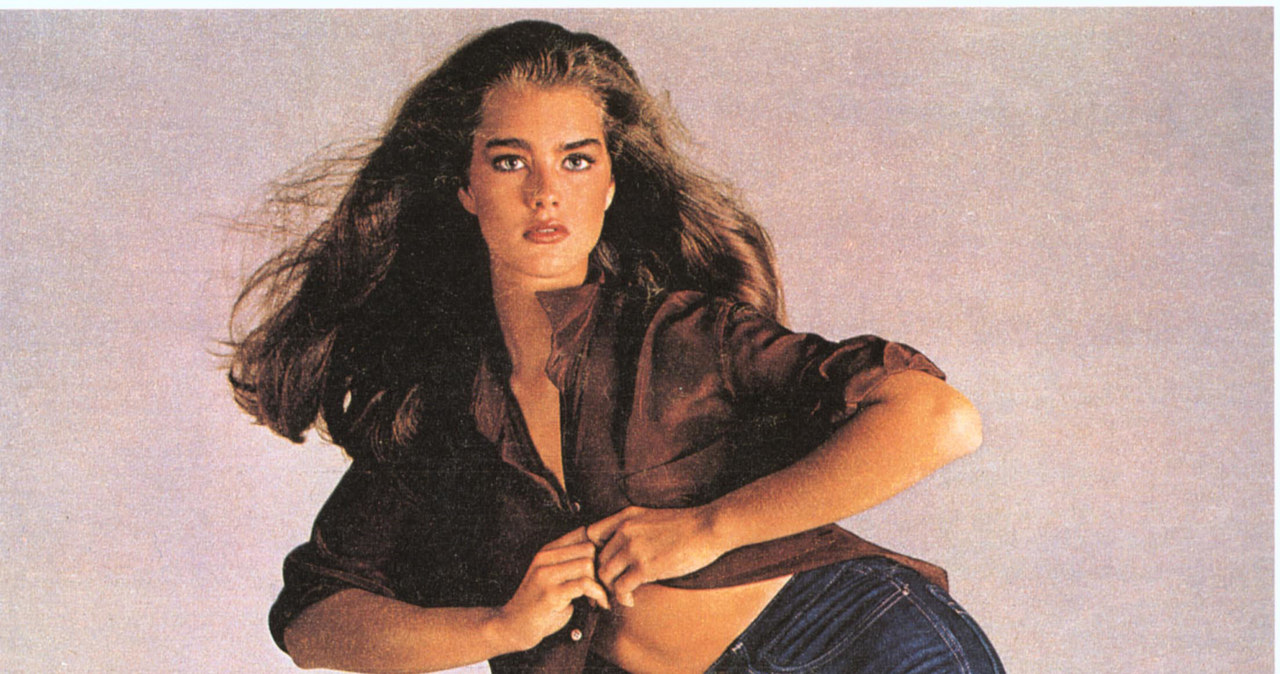 Brooke Shields w plakacie reklamującym jeansy /Retro AdArchives/Alamy /Agencja FORUM