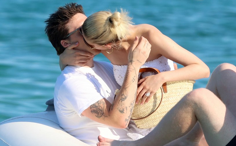 Brooklyn Beckham i Nicola Peltz wymieniają gorące pocałunki. Miłość kwitnie! /Rex Features/EAST NEWS /East News