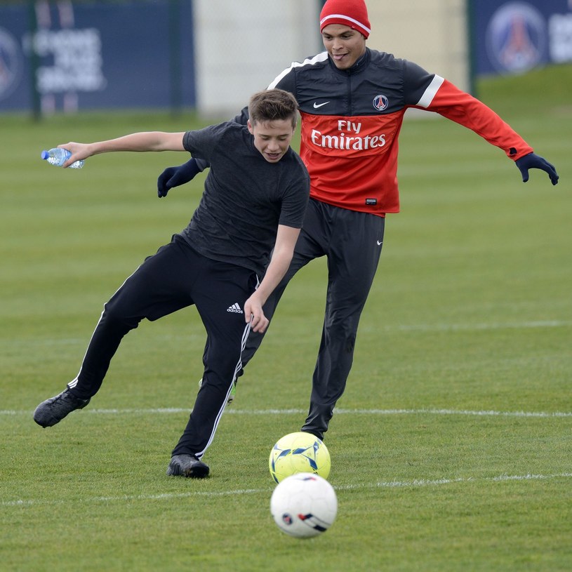 Brooklyn Beckham i Thiago Silva z PSG /AFP