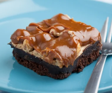 Brownie, orzechy i karmel w jednym. Goście będą sięgać po kolejny kawałek