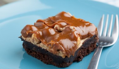 Brownie, orzechy i karmel w jednym. Goście będą sięgać po kolejny kawałek