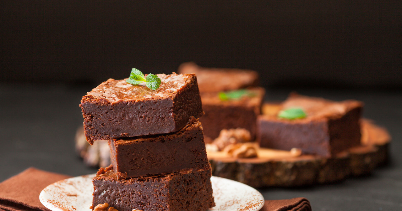 Brownie po upieczeniu nadal pozostaje wilgotne w środku. Nie sprawdzaj go patyczkiem /123RF/PICSEL