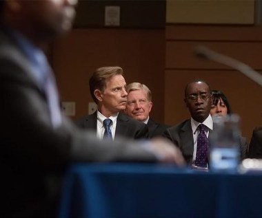 Bruce Greenwood i Don Cheadle w scenie z filmu "Lot"