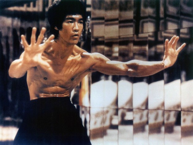 Bruce Lee w scenie z filmu "Wejście smoka" (1973). /PAP/Photoshot