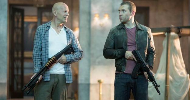 Bruce Willis i i jego filmowy syn - Jai Courtney w filmie "Szklana pułapka 5" /materiały prasowe